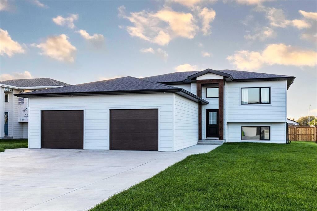 Property Photo:  10 Falcon Bay  MB R5H 0B8 