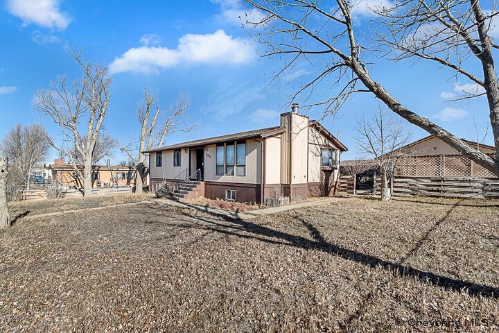 Property Photo: 607 Pine St WY 82329