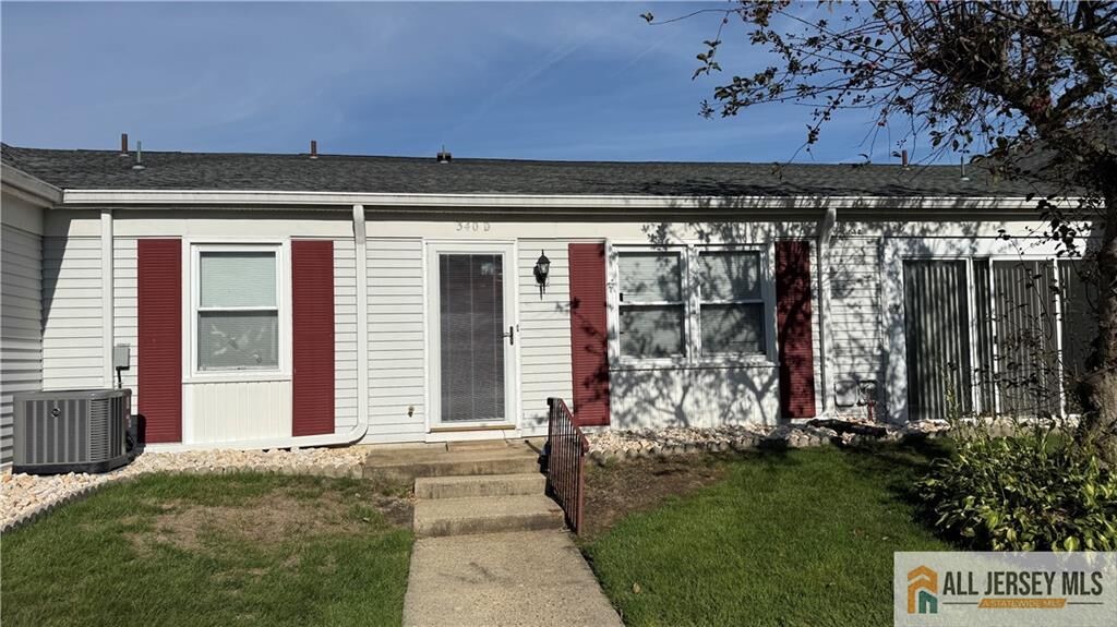 Property Photo:  340 Narragansett Lane D  NJ 08831 