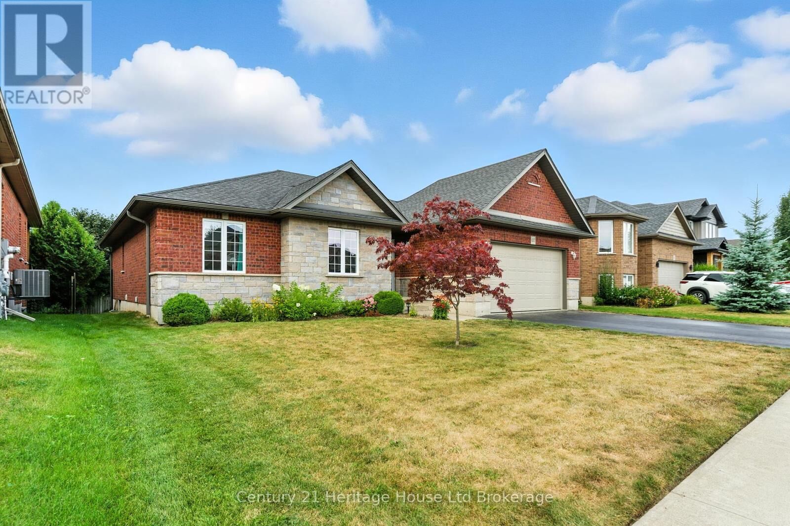 Property Photo:  107 Applewood Street  ON N0J 1S0 