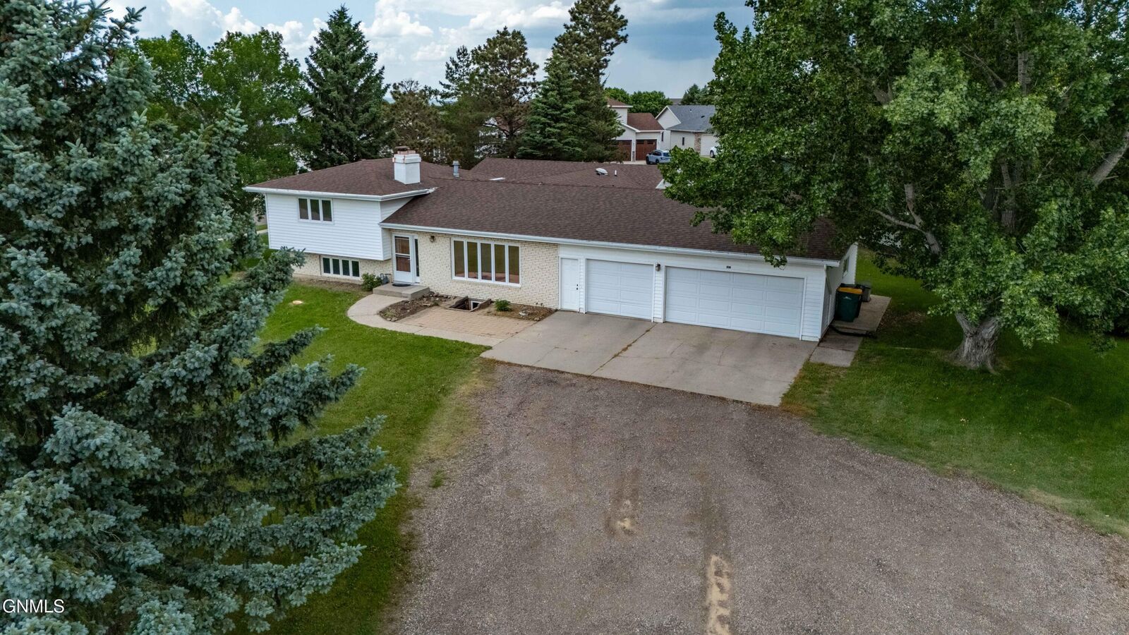 Property Photo:  516 Colt Avenue  ND 58503 