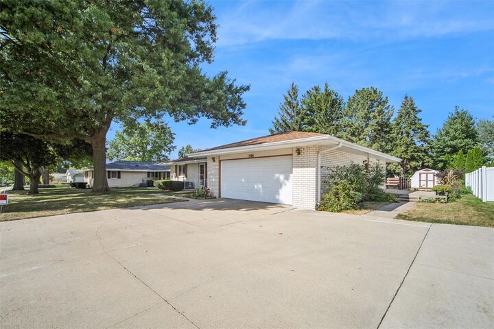 Property Photo:  1306 E Girard Avenue  IA 50125 