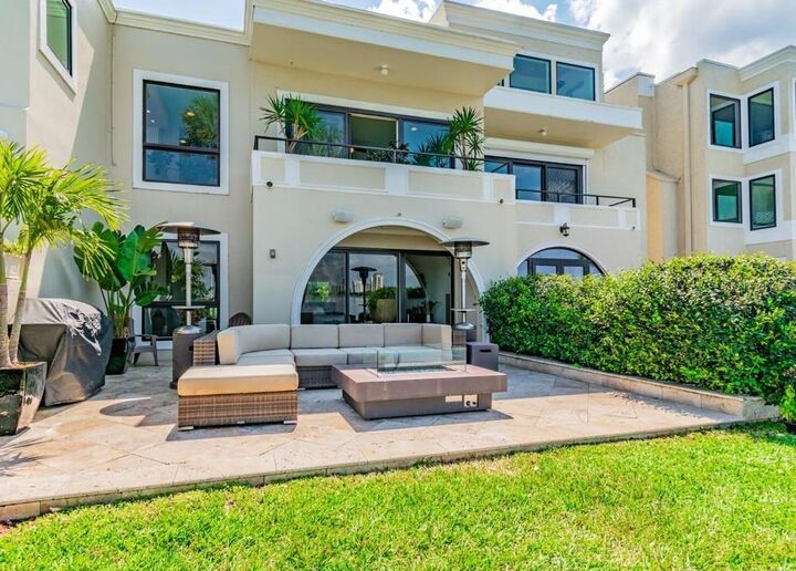 Property Photo:  2813 W Hawthorne Road 2813  FL 33611 