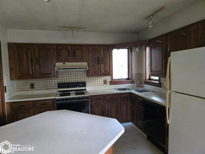 Property Photo:  523 Dunham Street  IA 52601