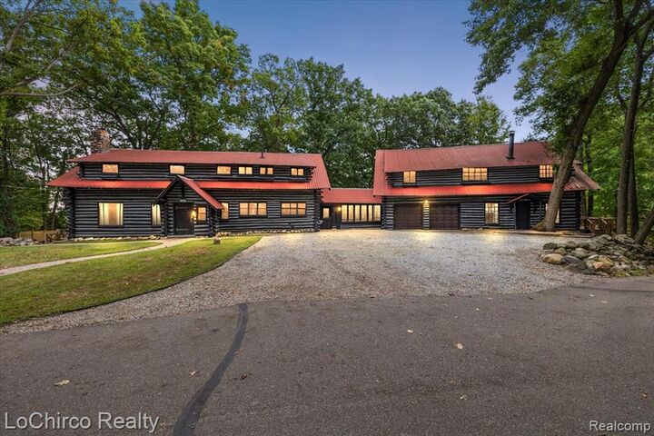 8646 Thendara Boulevard  Clarkston MI 48348 3379 photo