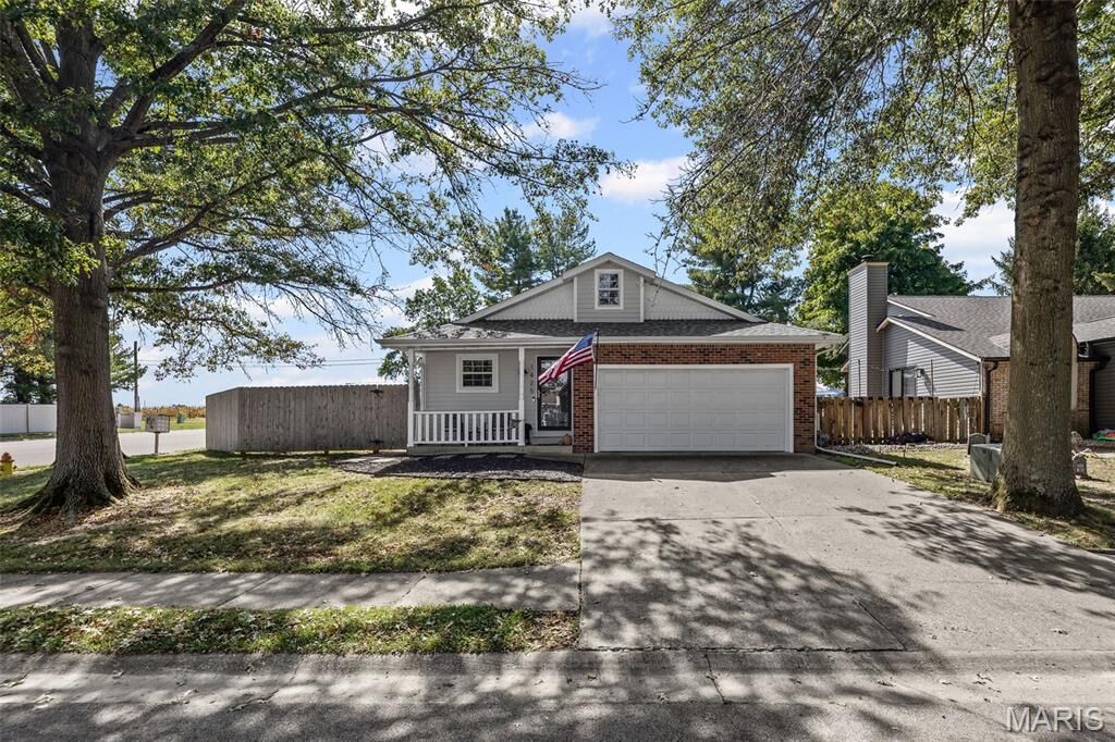 Property Photo:  1425 Royal Oak Court  IL 62269 