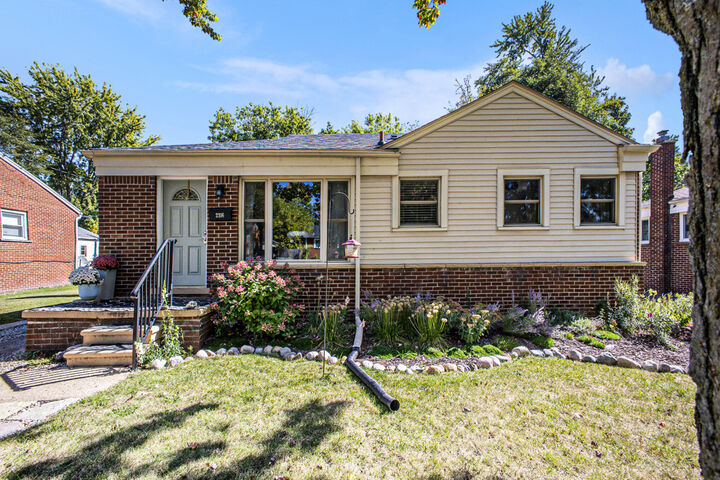 2316 Barstow Road  Lansing MI 48906 photo