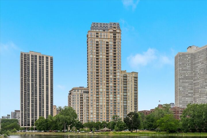 2550 N Lakeview Avenue N1801  Chicago IL 60614 photo