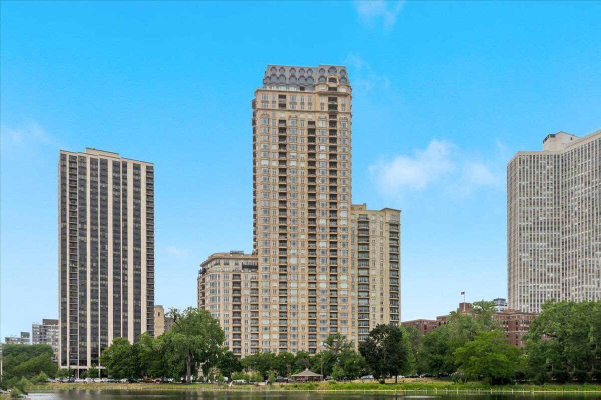 Property Photo:  2550 N Lakeview Avenue N1801  IL 60614 
