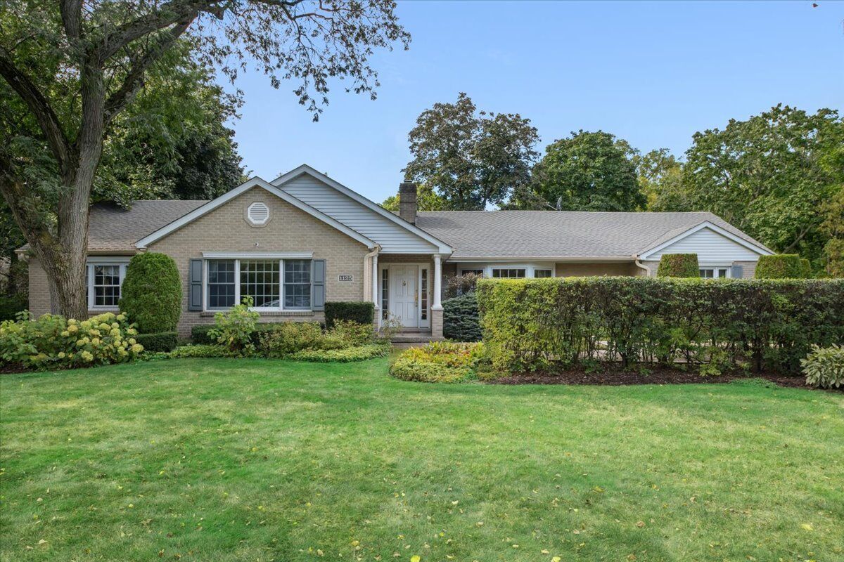 Property Photo: 1125 Golfview Road IL 60025