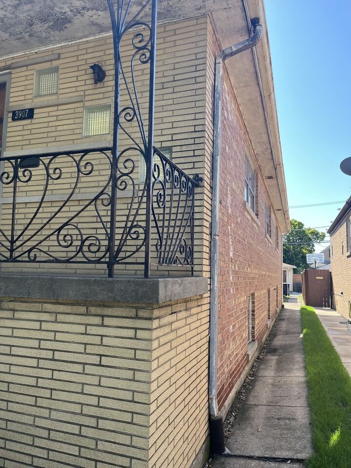 Property Photo:  3907 W Marquette Road  IL 60629 