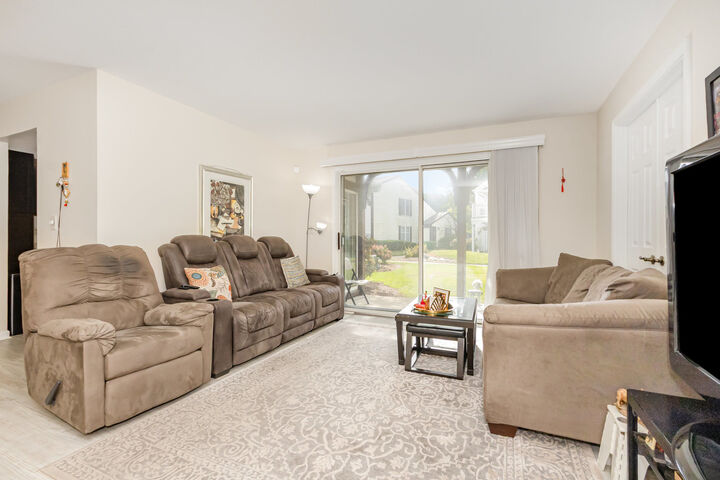 Property Photo:  47 Glencoe Court 102D  IL 60565 
