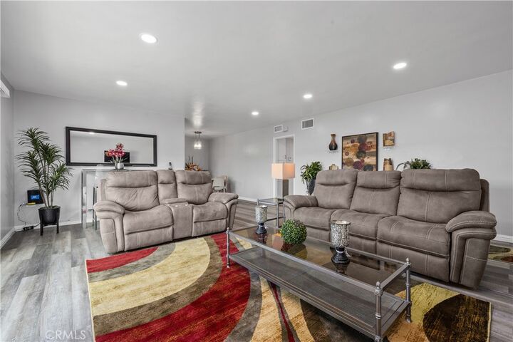 Property Photo:  823 Java Avenue 11  CA 90301 