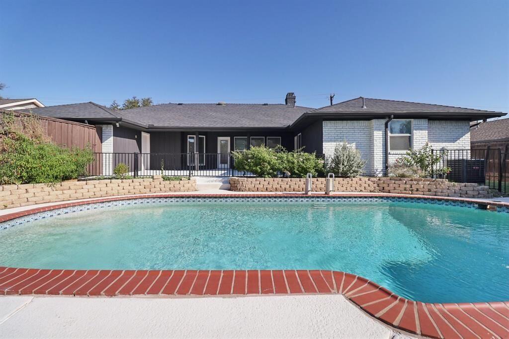 Property Photo: 7326 La Cosa Drive TX 75248