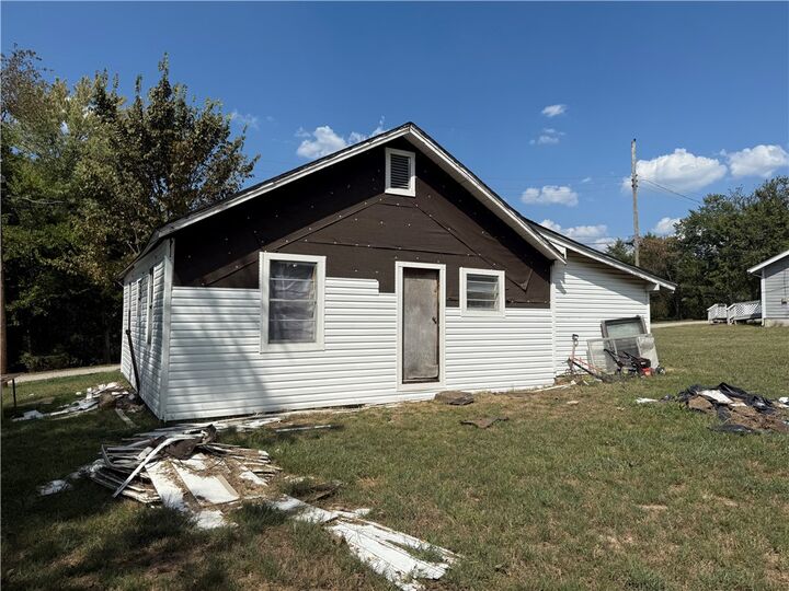 Property Photo:  111 S Spring Street  AR 72650 