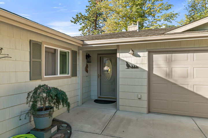 Property Photo:  1476 Angelcrest Drive  OR 97504 