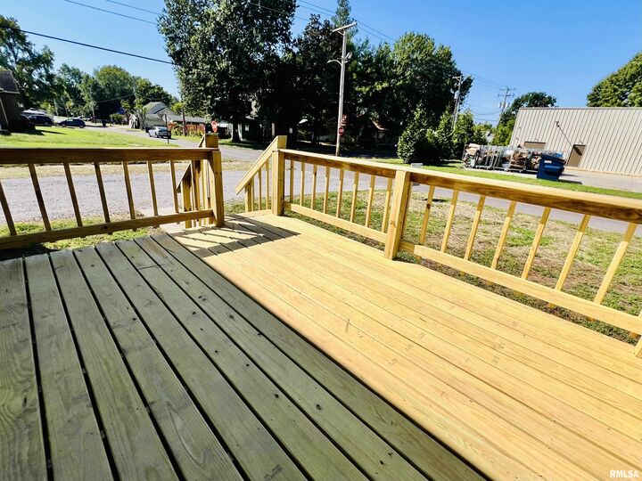 Property Photo:  1101 E Oak Street  IL 62896 