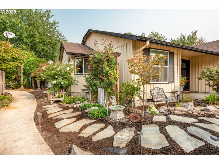Property Photo: 2776 Dayna Ln OR 97408