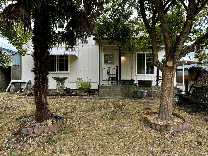 Property Photo: 187 37th St OR 97478