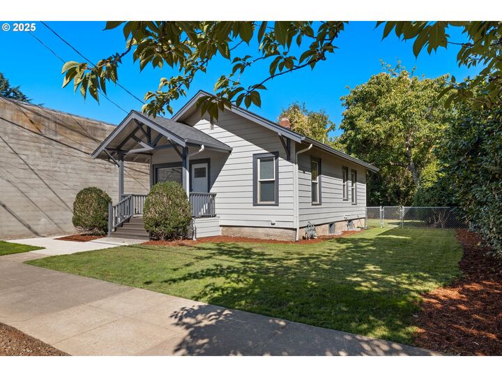 Property Photo:  1219 SE Rhine St  OR 97202 