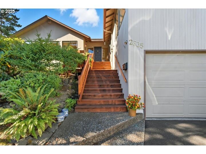 Property Photo:  2635 SW Sherwood Pl  OR 97201 