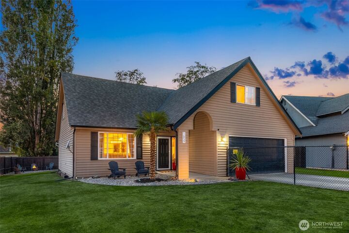 Property Photo:  1659 S 245th Place  WA 98198 