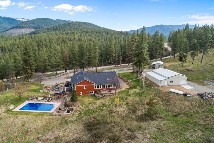 Property Photo:  710 S Idaho Rd  WA 99019 