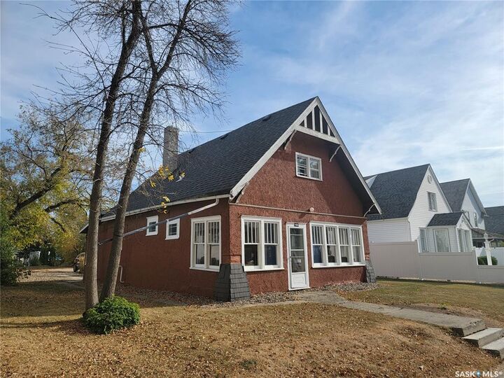 Property Photo:  406 1st Street E  SK S0K 4W0 