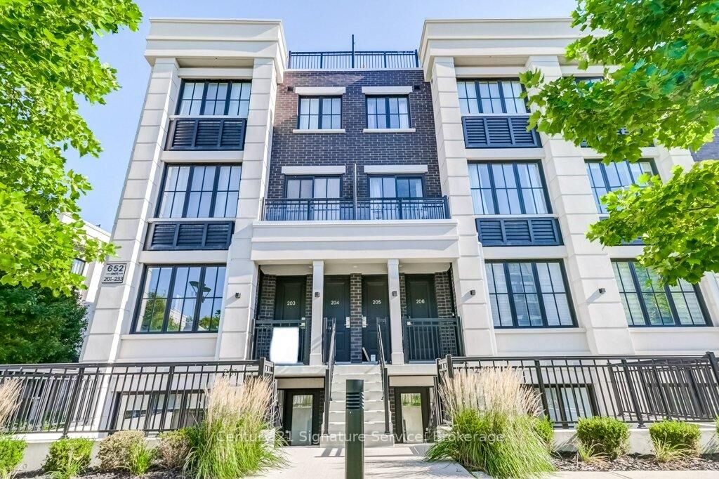 Property Photo: 652 Cricklewood Drive 202 ON L5G 0A5