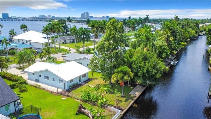 Property Photo: 94 E North Shore Ave FL 33917