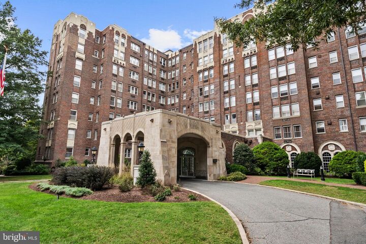 Property Photo: 4000 Cathedral Avenue NW 6B DC 20016