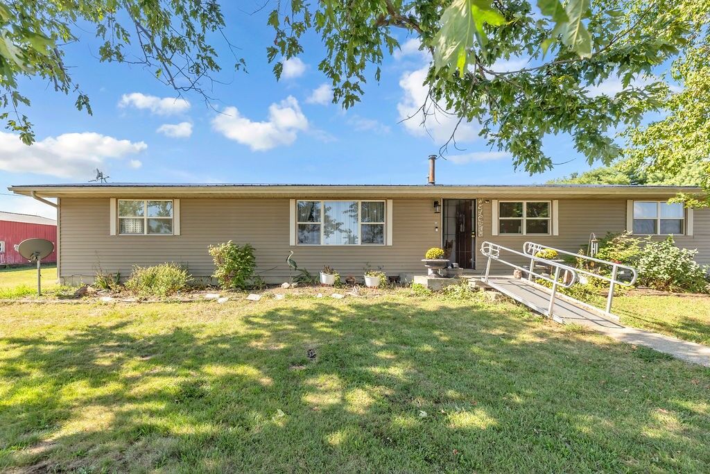 Property Photo: 2437 N 1700 East Road IL 62534