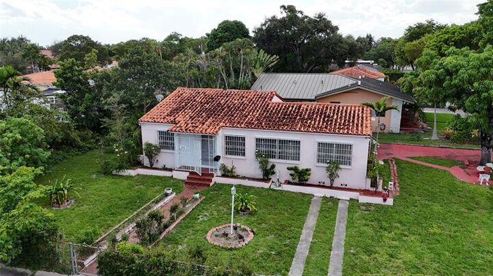Property Photo: 1000 SW 62nd Ave FL 33144