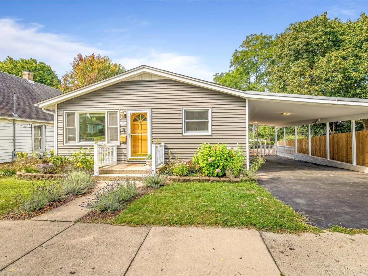 Property Photo:  723 S 6th Avenue  IL 60174 
