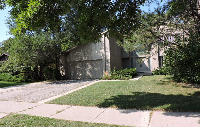 Property Photo: 1400 Kingsport Court IL 60062