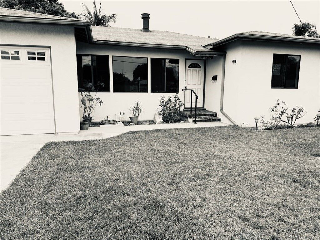 Property Photo:  907 Lilienthal  CA 90278 