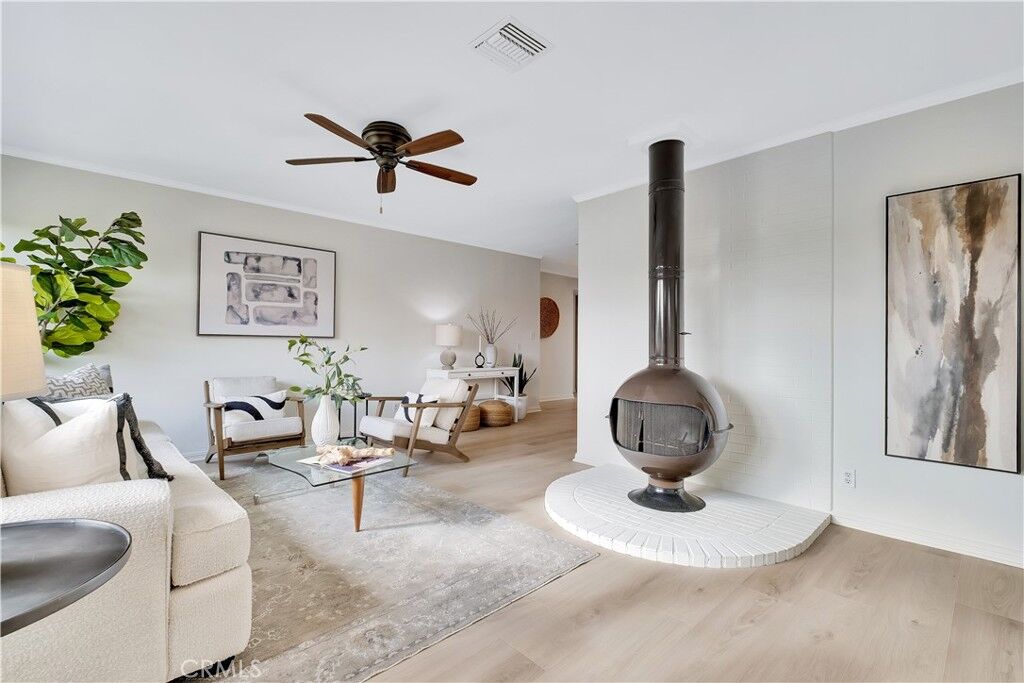 Property Photo:  907 Lilienthal  CA 90278 