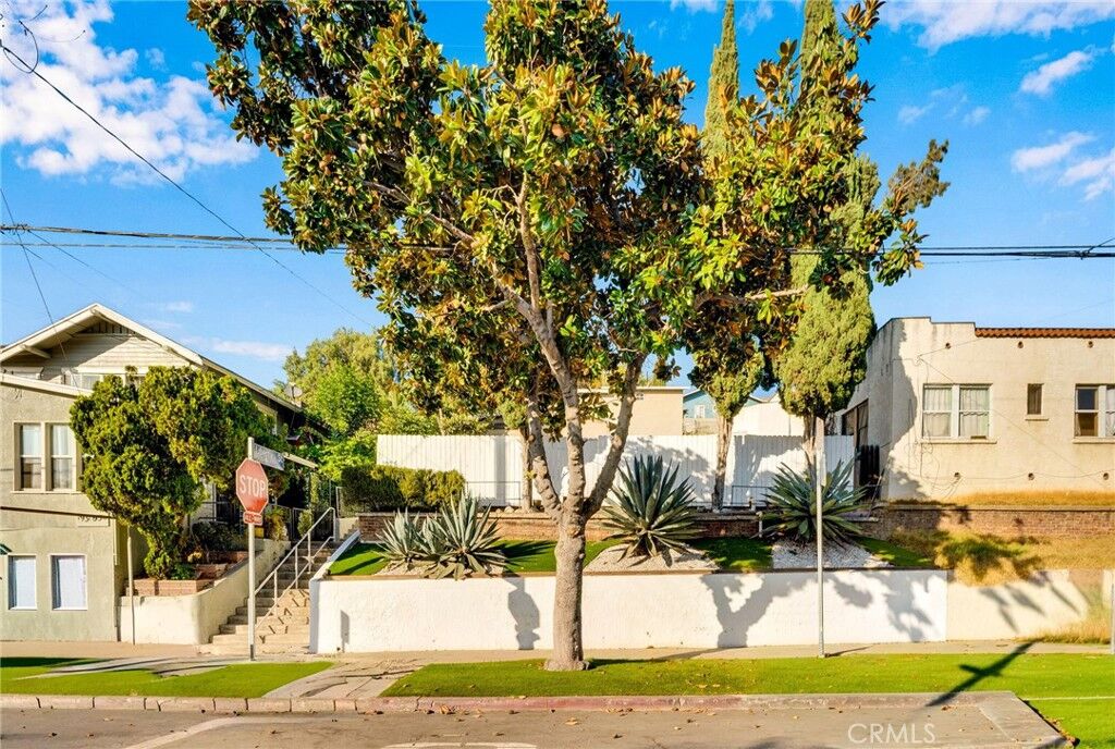 Property Photo:  1925 Berkeley  CA 90026