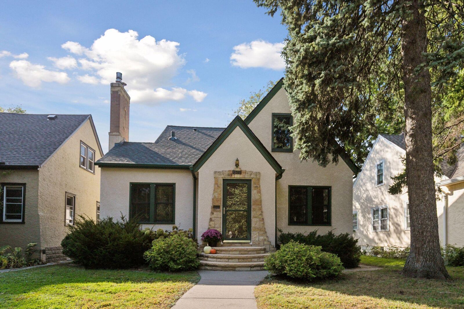 Property Photo: 1507 Holton Street MN 55108