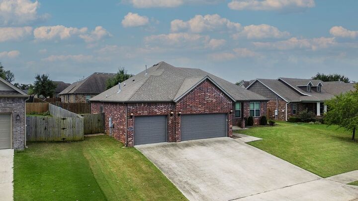 Property Photo:  2011 Venice Avenue  AR 72745 