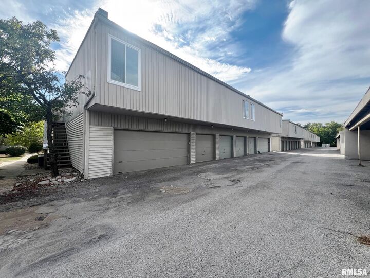 Property Photo:  6831 N Frostwood Parkway 19  IL 61615 
