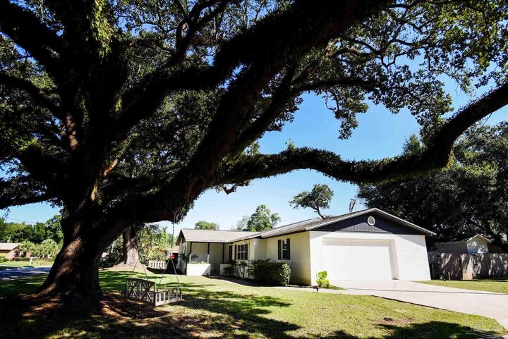 Property Photo:  6508 Colonade Cir  FL 32506 