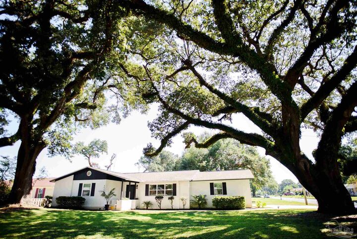 Property Photo: 6508 Colonade Cir FL 32506