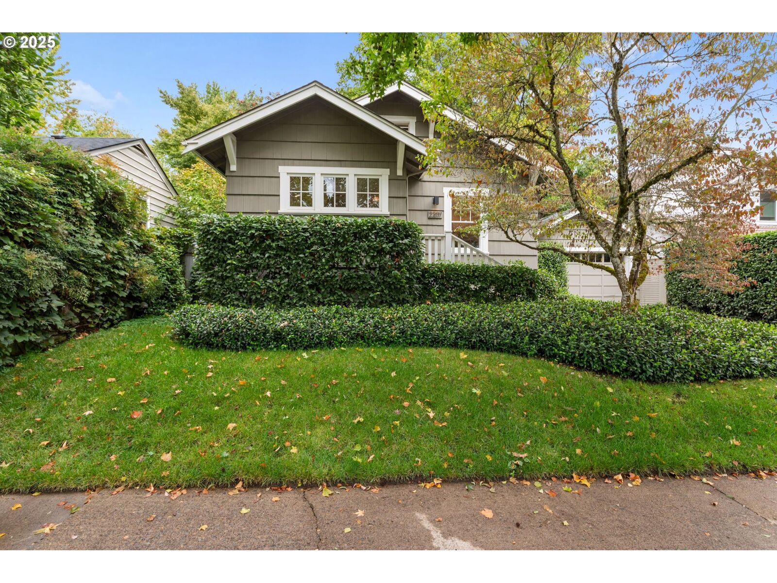 Property Photo:  2207 Harris St  OR 97405 