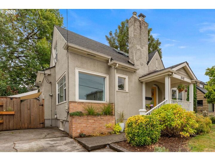 Property Photo:  3142 NE Wasco St  OR 97232 