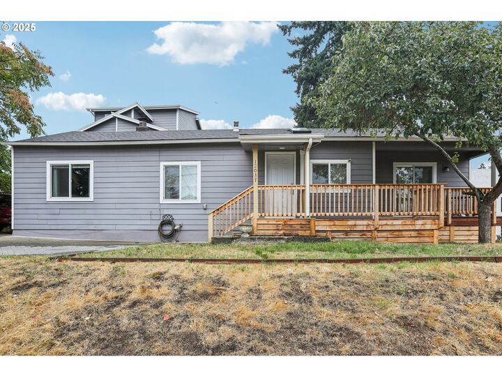 Property Photo: 12037 SE Mill Ct OR 97216