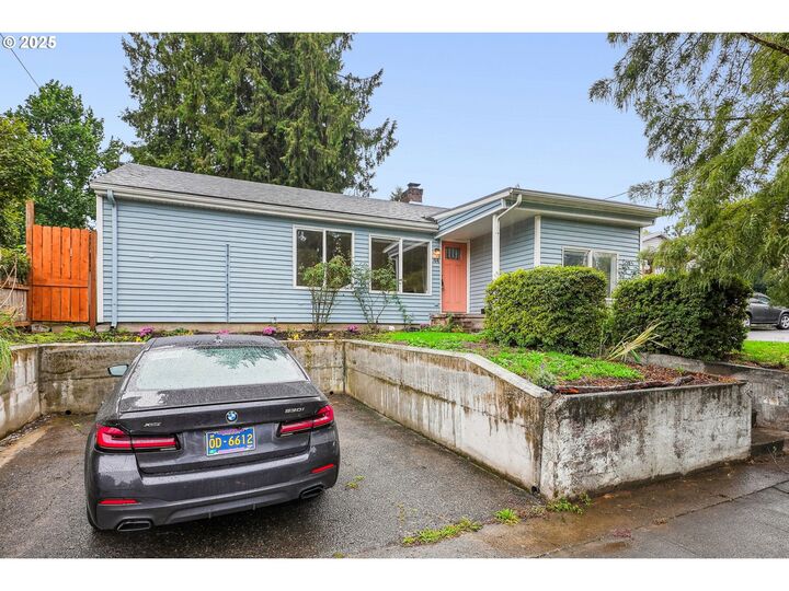 Property Photo: 44 NE Lombard St OR 97211