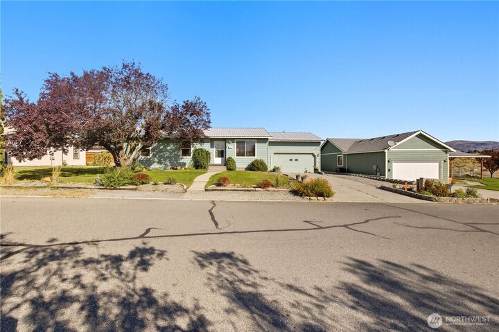 Property Photo:  605  Bramble Avenue  WA 98841 