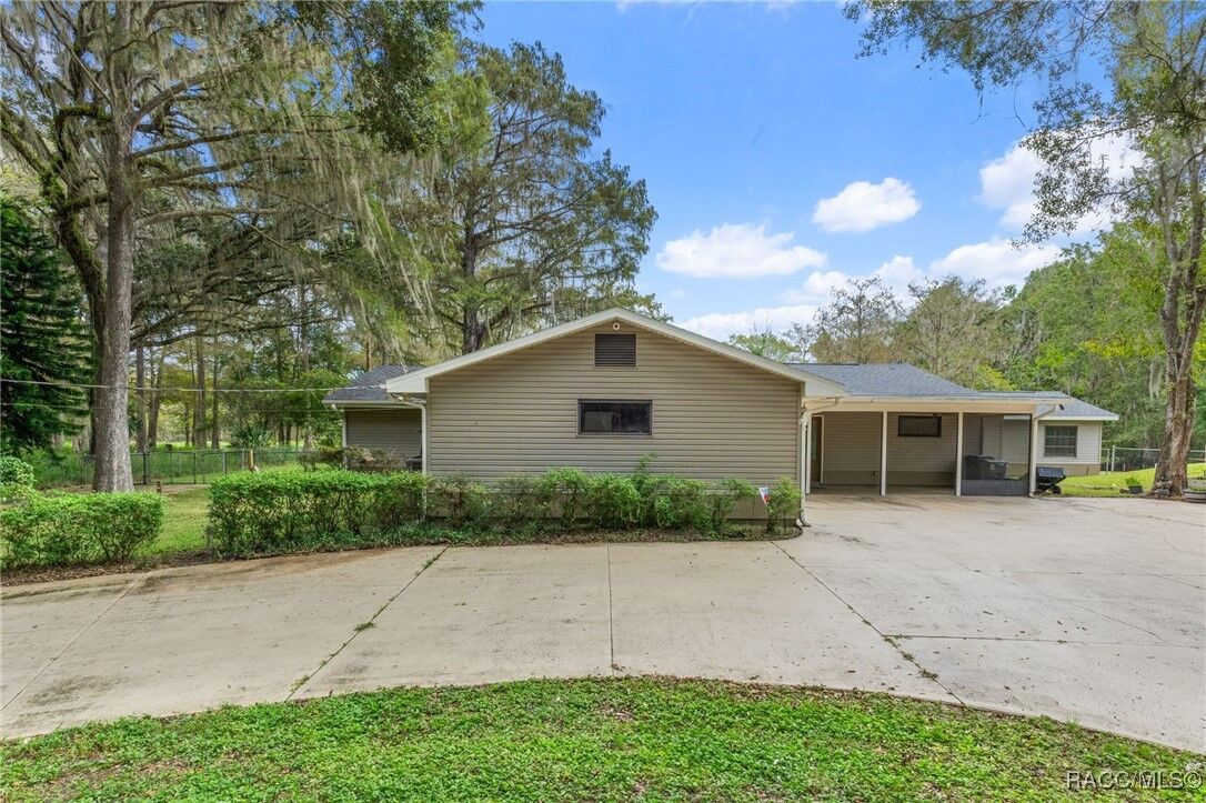 Property Photo: 40 N Robin Hood Road FL 34450