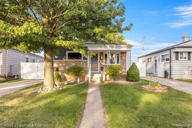 Property Photo:  18114 Ray Street  MI 48193 